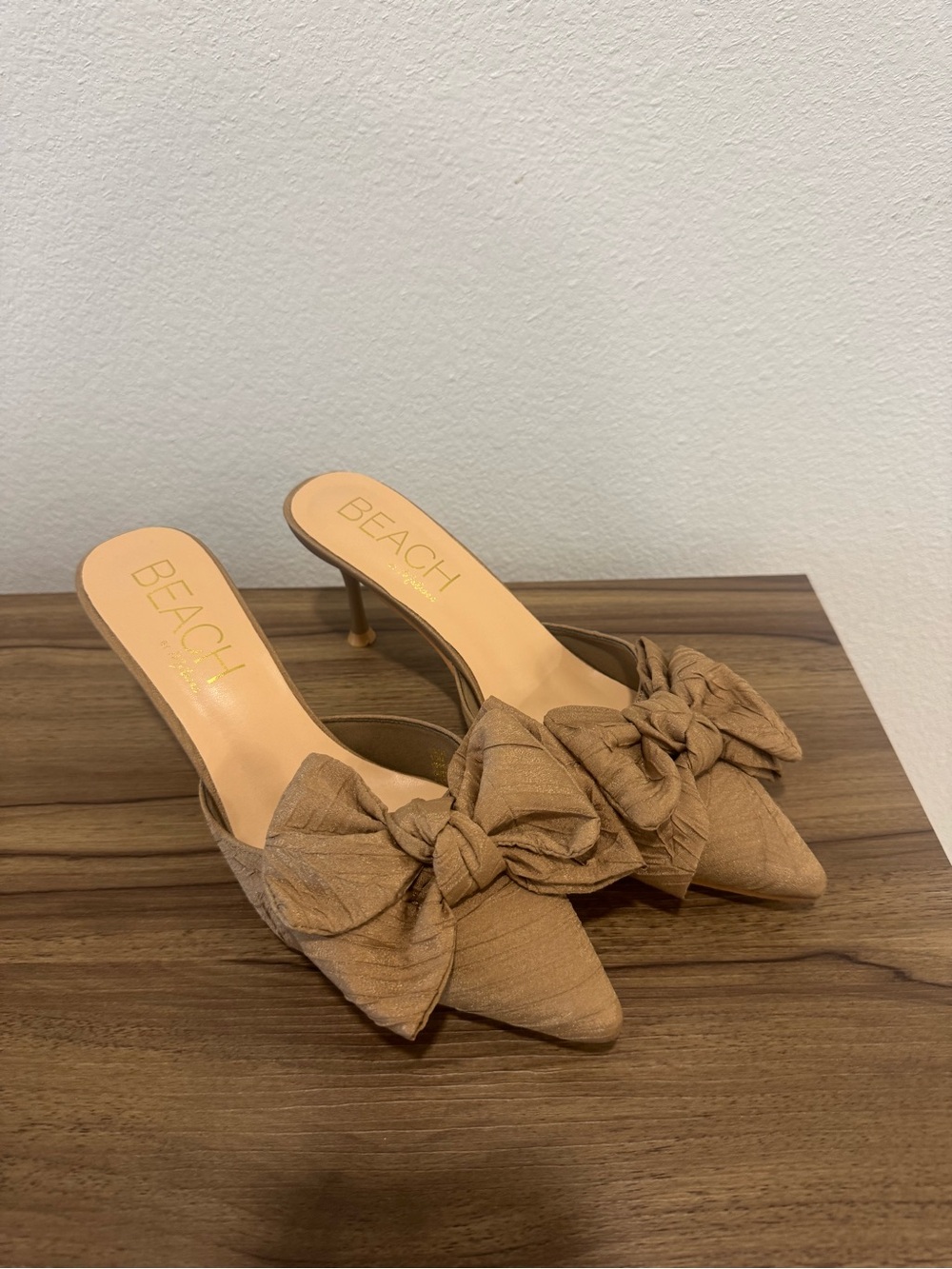BEACH Collection Women's Tan Bow Pointed Mules